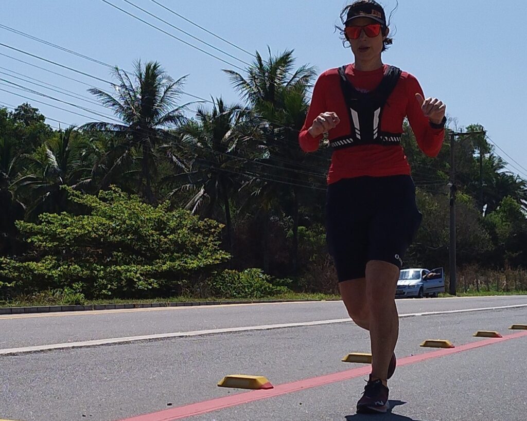 Alê Junqueira correndo com o tênis Fila Racer Carbon Tri durante o Desafio 120km, na Rodovia do Sol, no ES