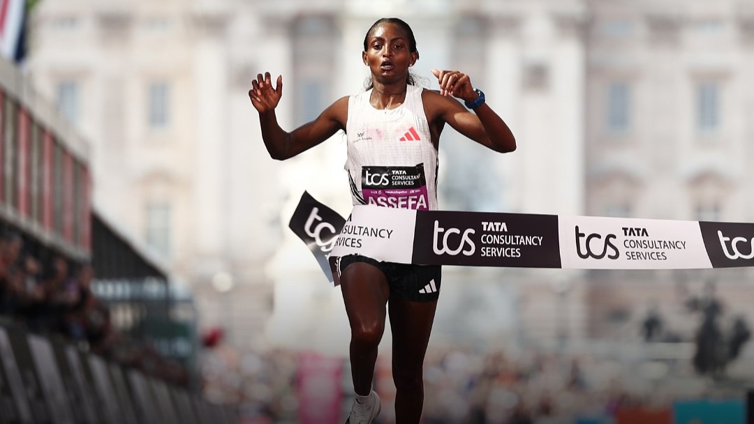 Tigst Assefa vence e quebra recorde mundial na Maratona de Londres 2025 (@londonmarathon)